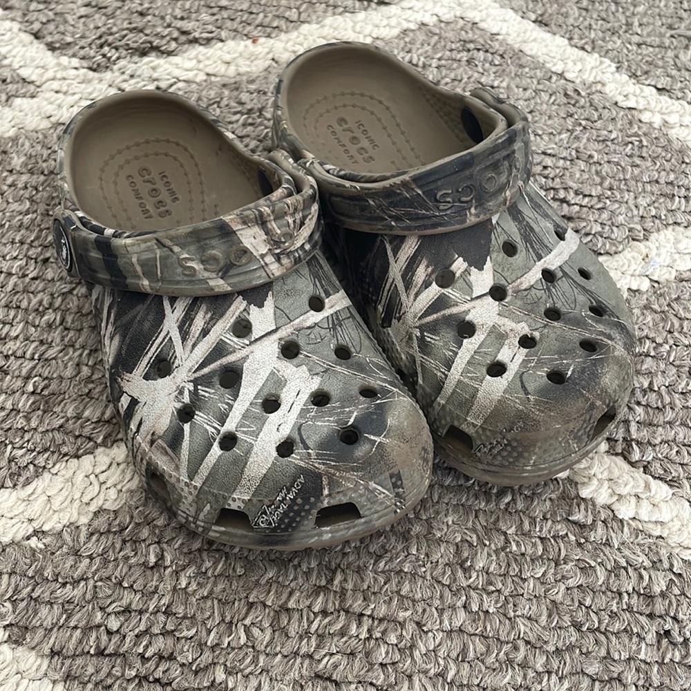 Camo crocs, toddler 9